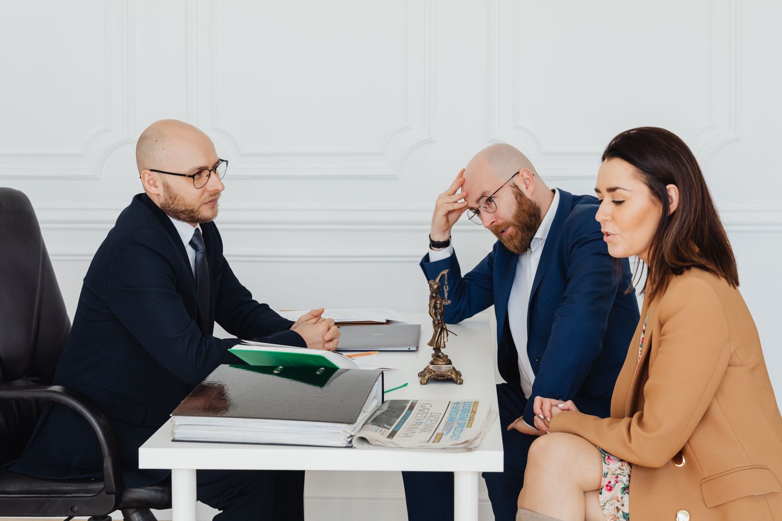 Avocat consultant un couple sur un règlement de divorce dans un bureau.